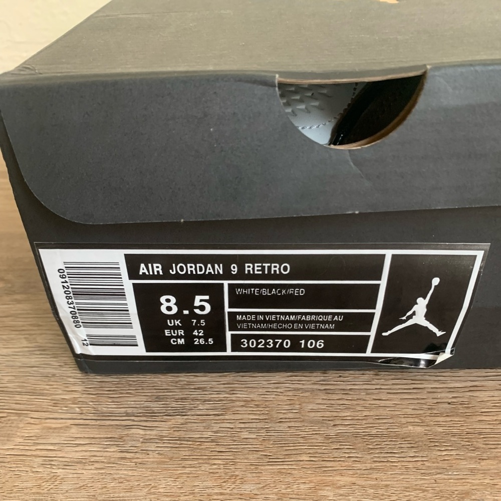 Hey I’m saling my Mikes Size 8.5 they Grey,black,and white messege me